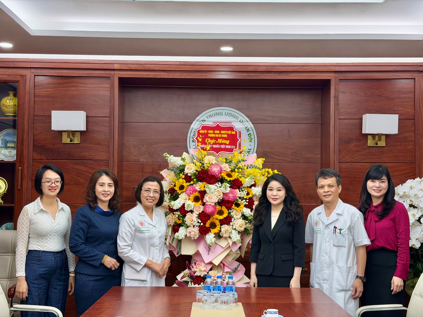 Lãnh đạo phường Hai Bà Trưng thăm, chúc mừng ngành Y tế nhân kỷ niệm Ngày Thầy thuốc Việt Nam 27/2- Ảnh 1.