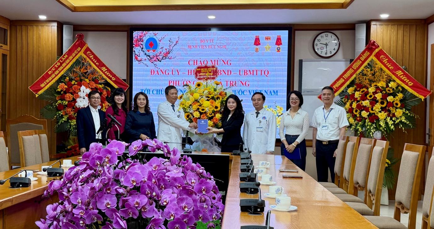 Lãnh đạo phường Hai Bà Trưng thăm, chúc mừng ngành Y tế nhân kỷ niệm Ngày Thầy thuốc Việt Nam 27/2- Ảnh 2.