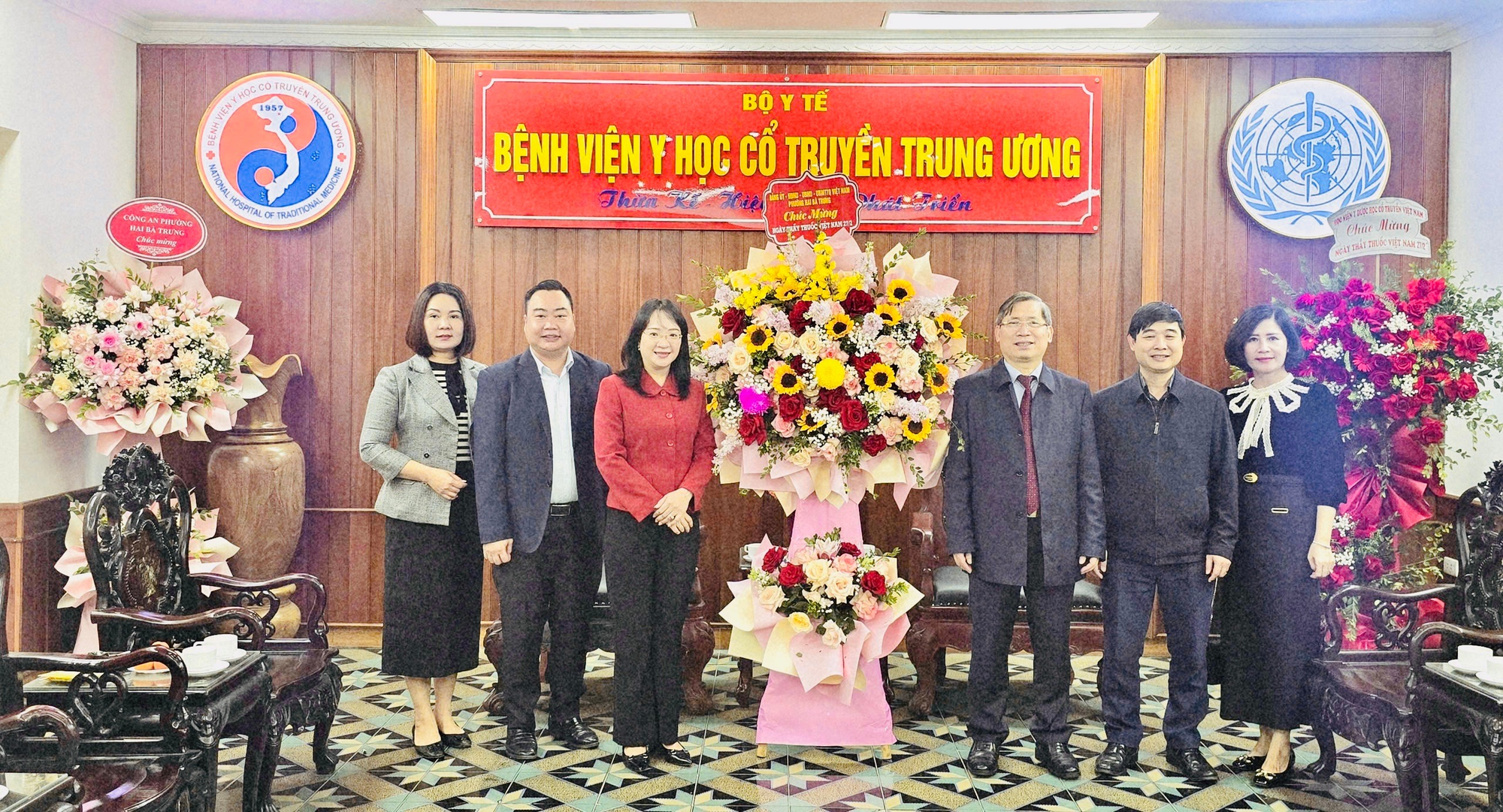 Lãnh đạo phường Hai Bà Trưng thăm, chúc mừng ngành Y tế nhân kỷ niệm Ngày Thầy thuốc Việt Nam 27/2- Ảnh 3.