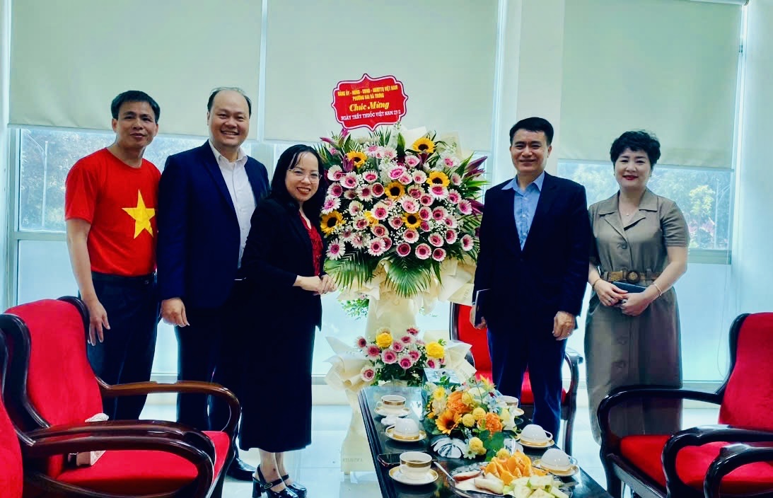 Lãnh đạo phường Hai Bà Trưng thăm, chúc mừng ngành Y tế nhân kỷ niệm Ngày Thầy thuốc Việt Nam 27/2- Ảnh 8.