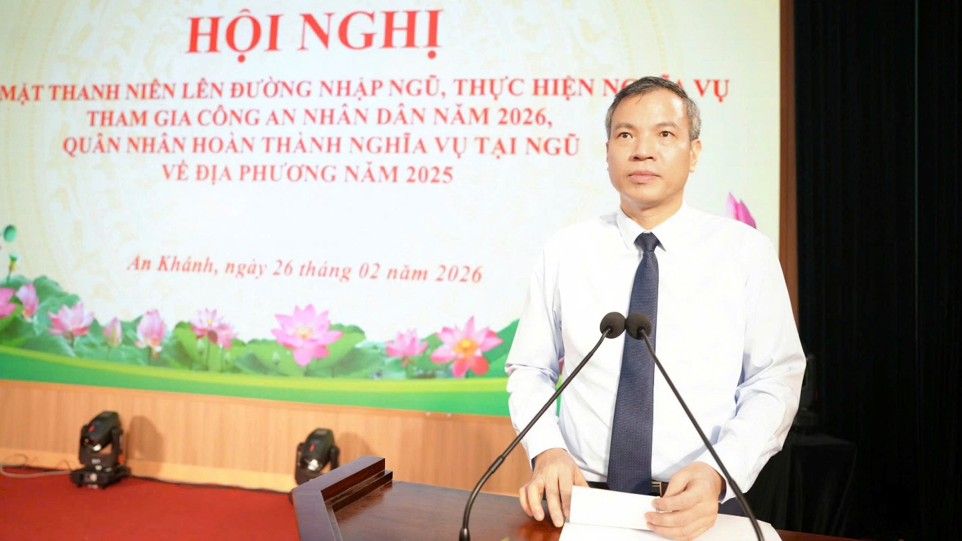 A person standing at a podium  AI-generated content may be incorrect.