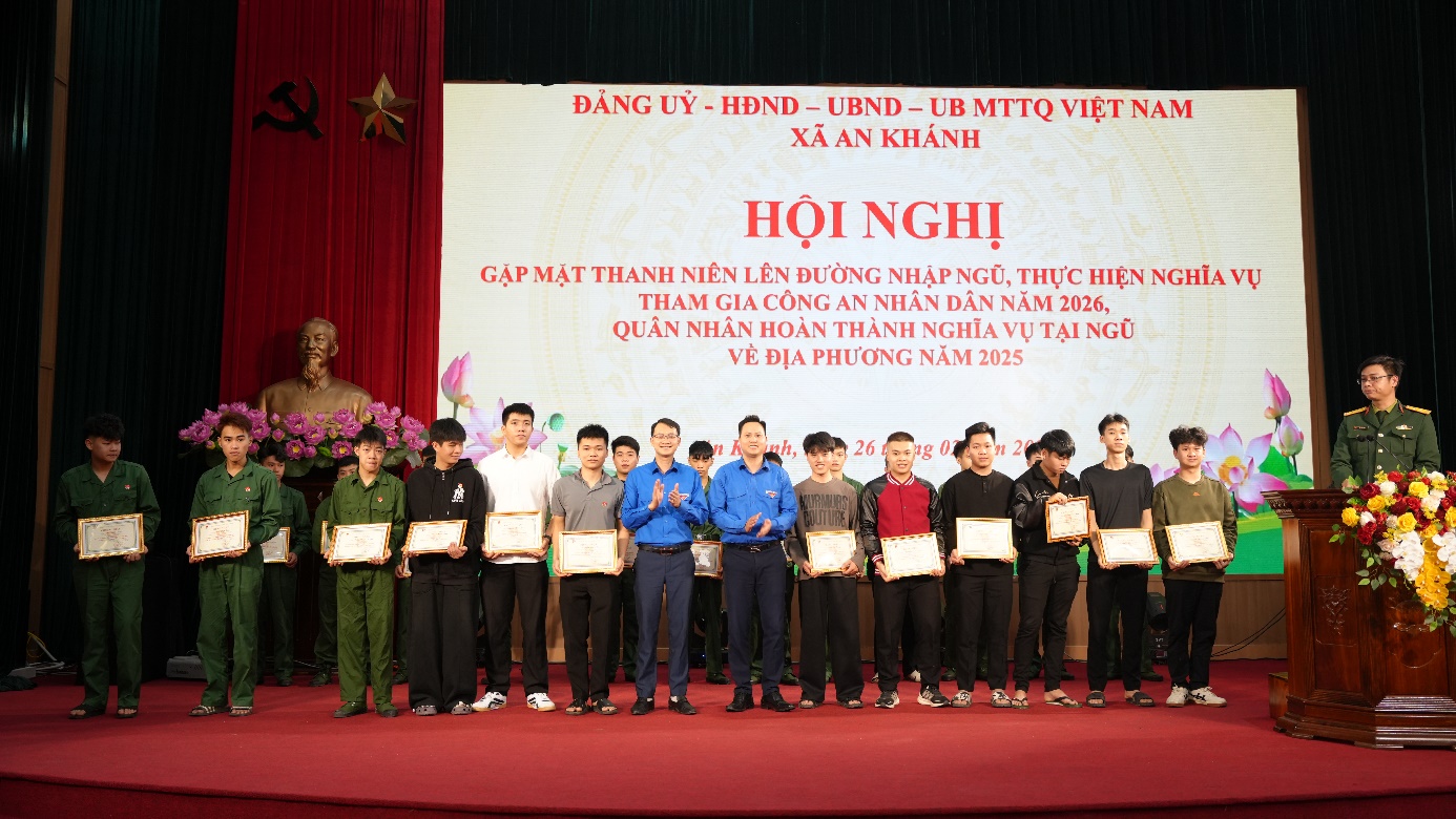 An Khánh gặp mặt&nbsp;thanh niên lên&nbsp;đường nhập ngũ thực hiện nghĩa vụ&nbsp;quân sự,&nbsp;tham gia công an nhân dân năm 2026; gặp mặt&nbsp;quân nhân xuất ngũ về&nbsp;địa phương năm 2025- Ảnh 12.
