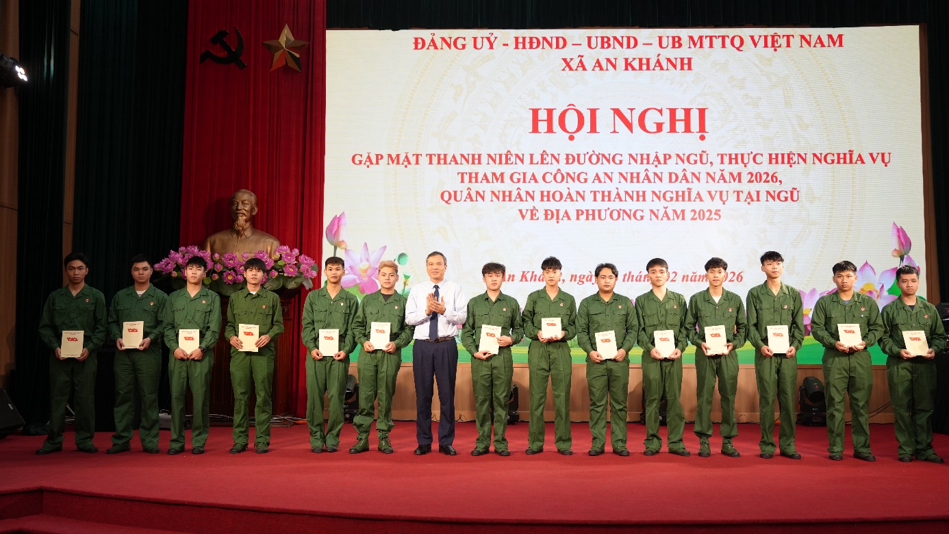 An Khánh gặp mặt&nbsp;thanh niên lên&nbsp;đường nhập ngũ thực hiện nghĩa vụ&nbsp;quân sự,&nbsp;tham gia công an nhân dân năm 2026; gặp mặt&nbsp;quân nhân xuất ngũ về&nbsp;địa phương năm 2025- Ảnh 13.