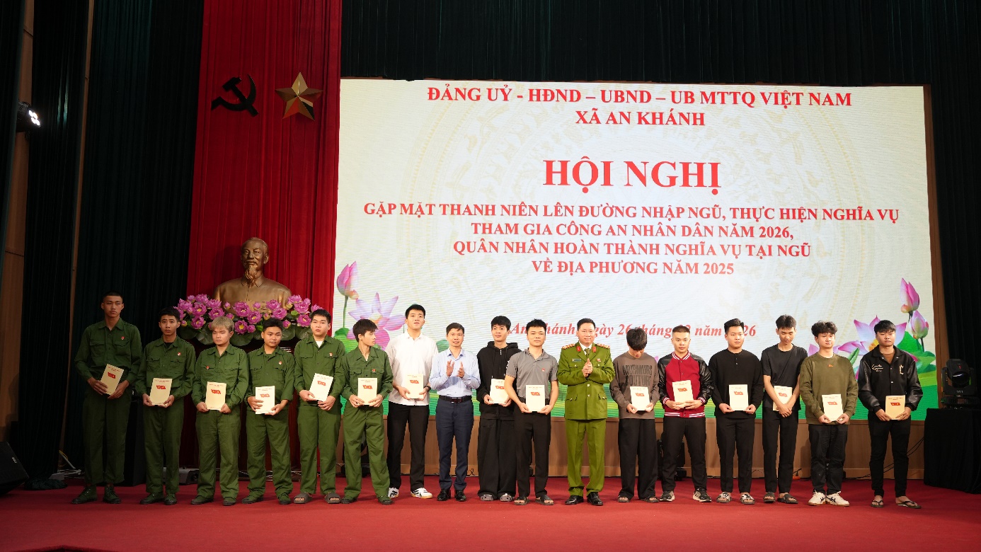 An Khánh gặp mặt&nbsp;thanh niên lên&nbsp;đường nhập ngũ thực hiện nghĩa vụ&nbsp;quân sự,&nbsp;tham gia công an nhân dân năm 2026; gặp mặt&nbsp;quân nhân xuất ngũ về&nbsp;địa phương năm 2025- Ảnh 16.