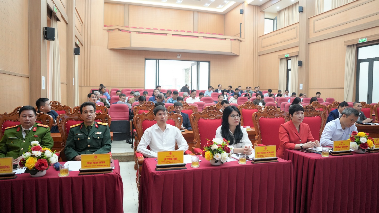 A group of people sitting in a room  AI-generated content may be incorrect.