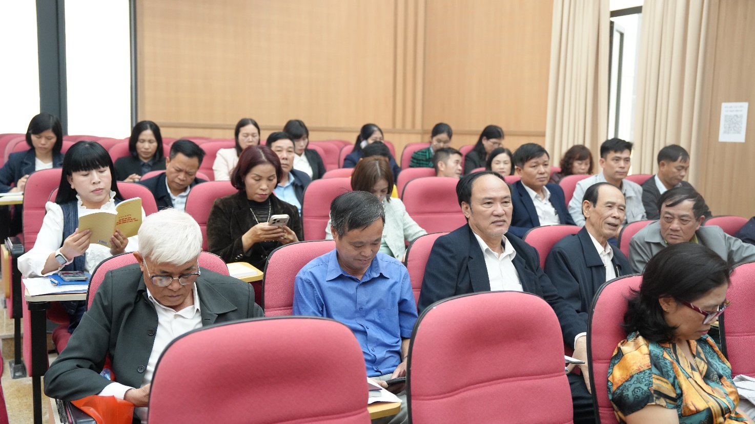 A group of people sitting in a lecture hall  AI-generated content may be incorrect.