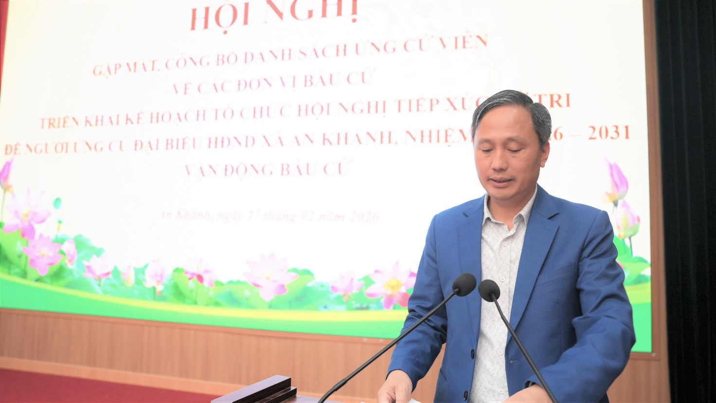 A person standing at a podium  AI-generated content may be incorrect.