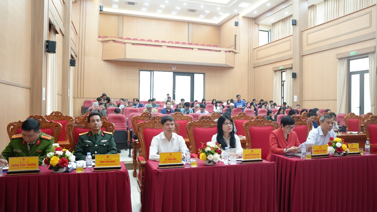 A group of people sitting at tables in a room  AI-generated content may be incorrect.