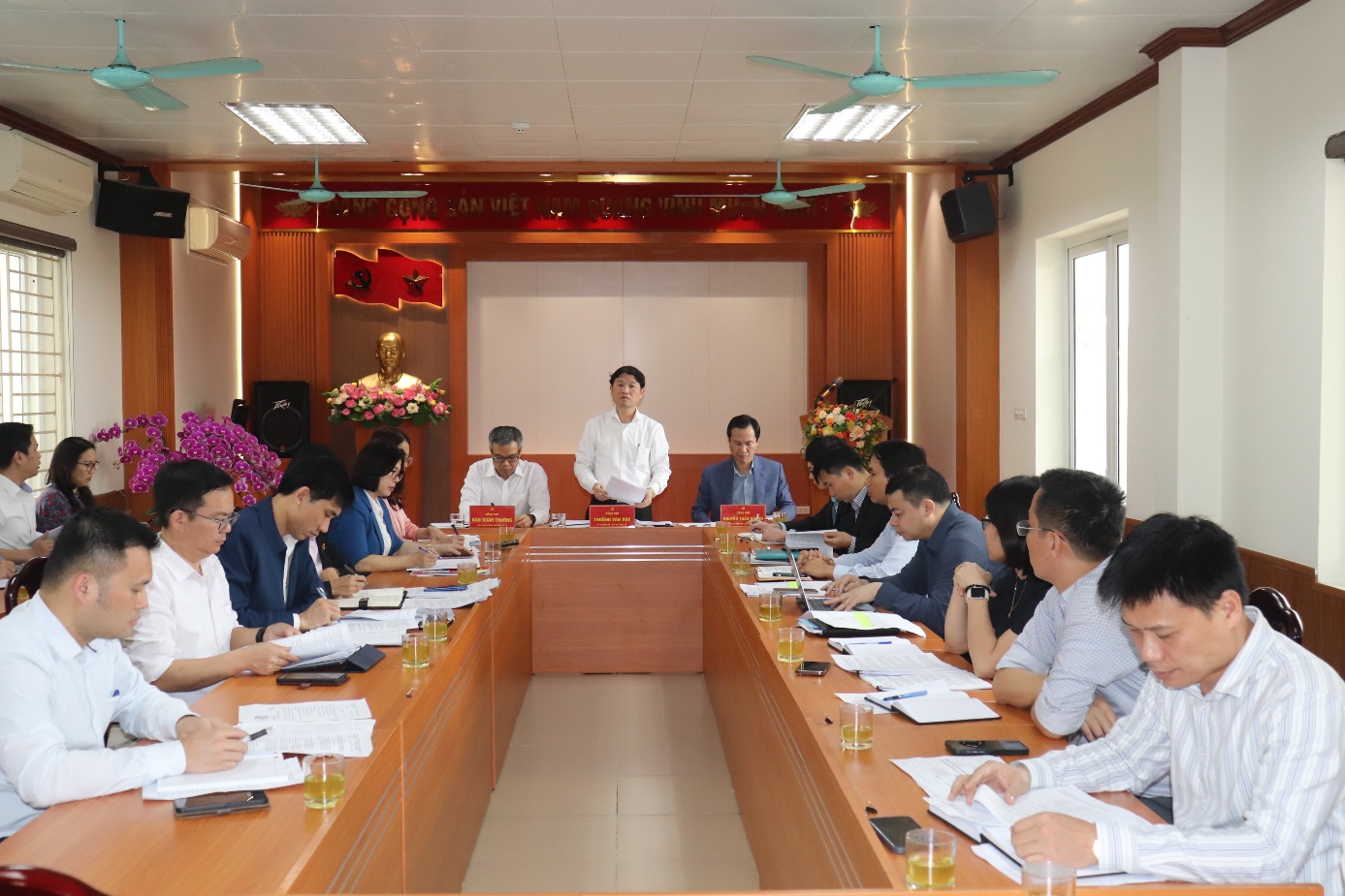 Ảnh có chứa trong nhà, trang phục, người, tường  Nội dung do AI tạo ra có thể không chính xác.