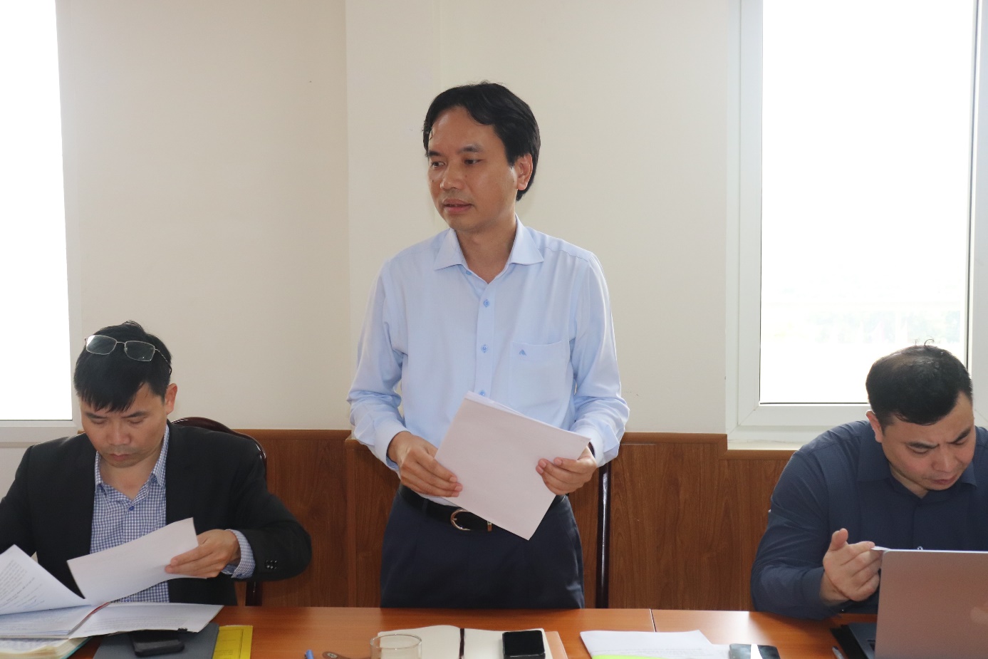 Ảnh có chứa người, trang phục, trong nhà, Mặt người  Nội dung do AI tạo ra có thể không chính xác.