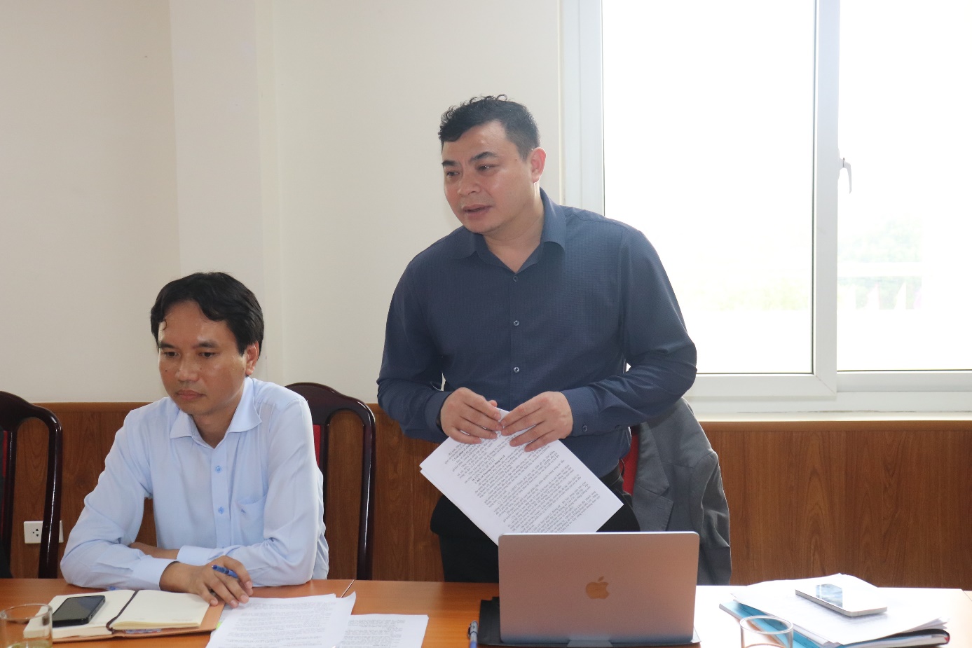 Ảnh có chứa người, trang phục, trong nhà, đàn ông  Nội dung do AI tạo ra có thể không chính xác.