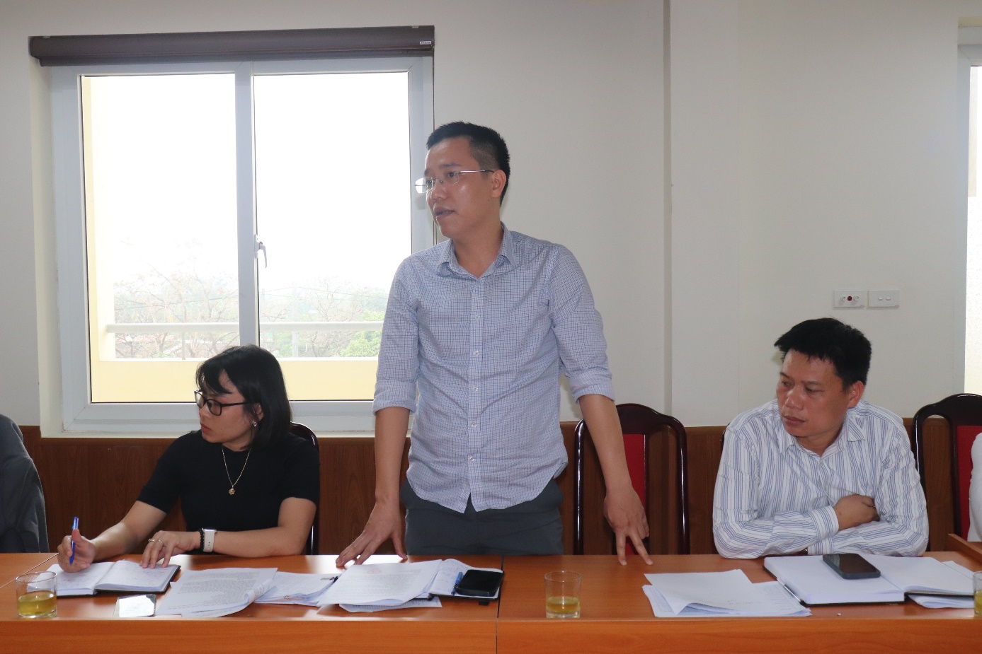 Ảnh có chứa người, trang phục, trong nhà, tường  Nội dung do AI tạo ra có thể không chính xác.