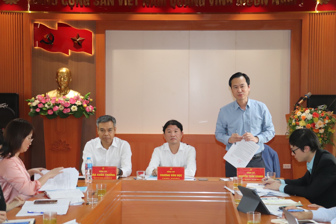 Ảnh có chứa trong nhà, trang phục, người, bàn  Nội dung do AI tạo ra có thể không chính xác.