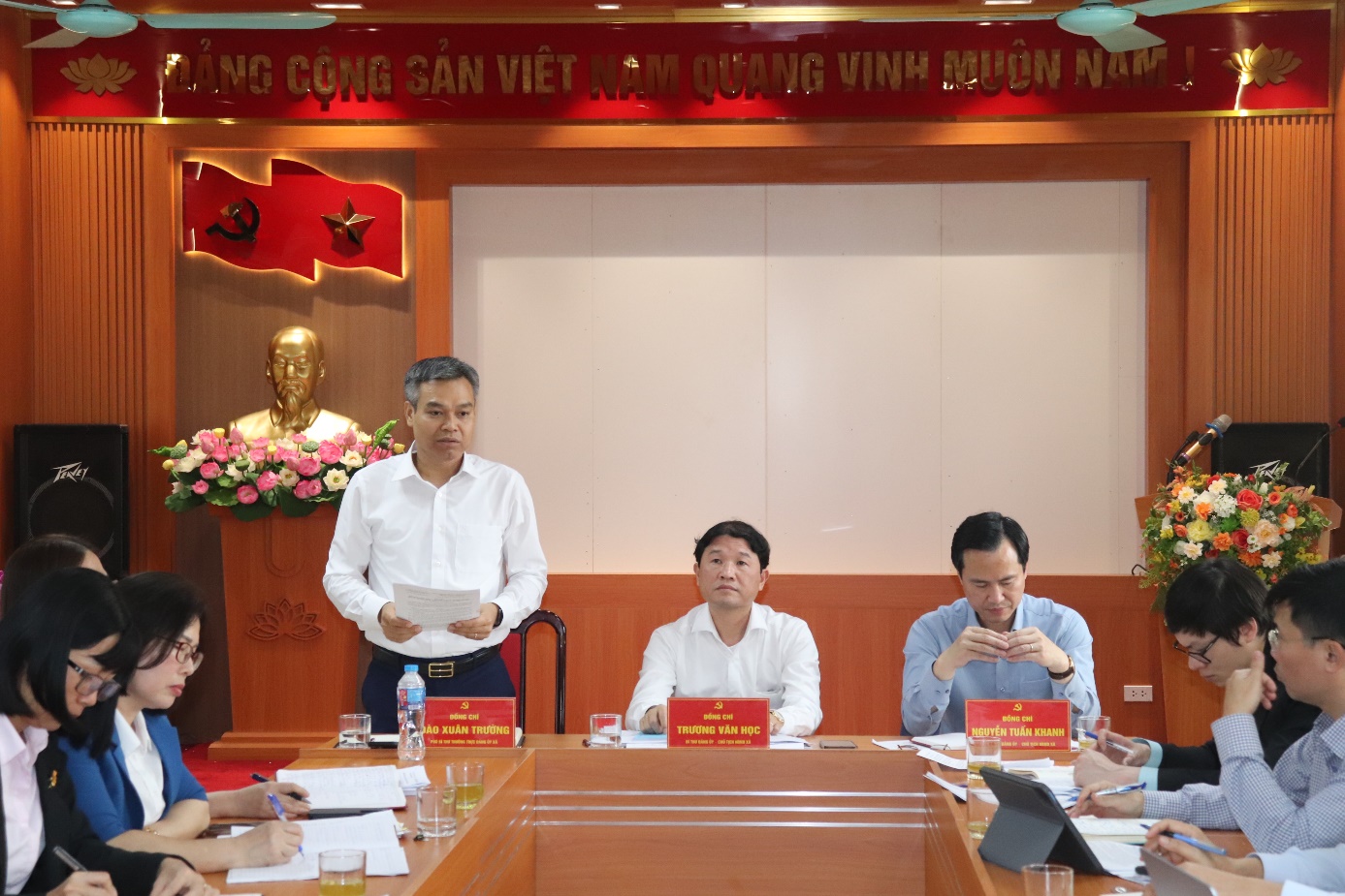 Ảnh có chứa trong nhà, trang phục, người, tường  Nội dung do AI tạo ra có thể không chính xác.