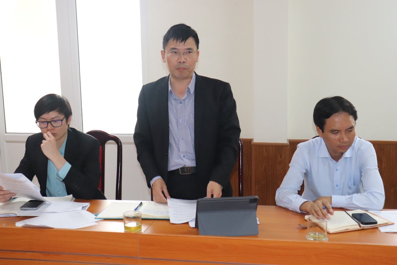 Ảnh có chứa trang phục, người, Mặt người, trong nhà  Nội dung do AI tạo ra có thể không chính xác.