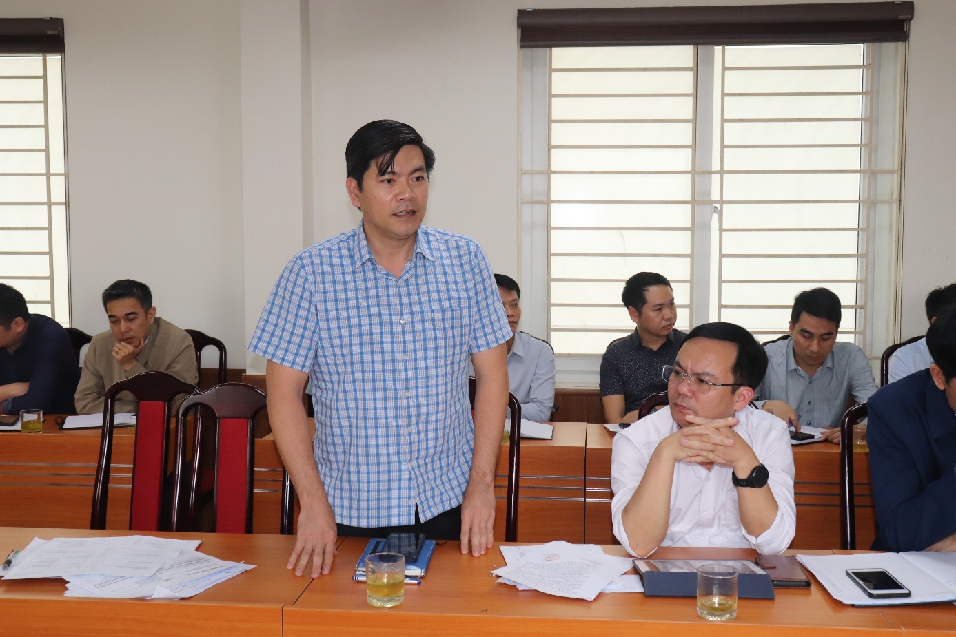 Ảnh có chứa trang phục, người, Mặt người, trong nhà  Nội dung do AI tạo ra có thể không chính xác.