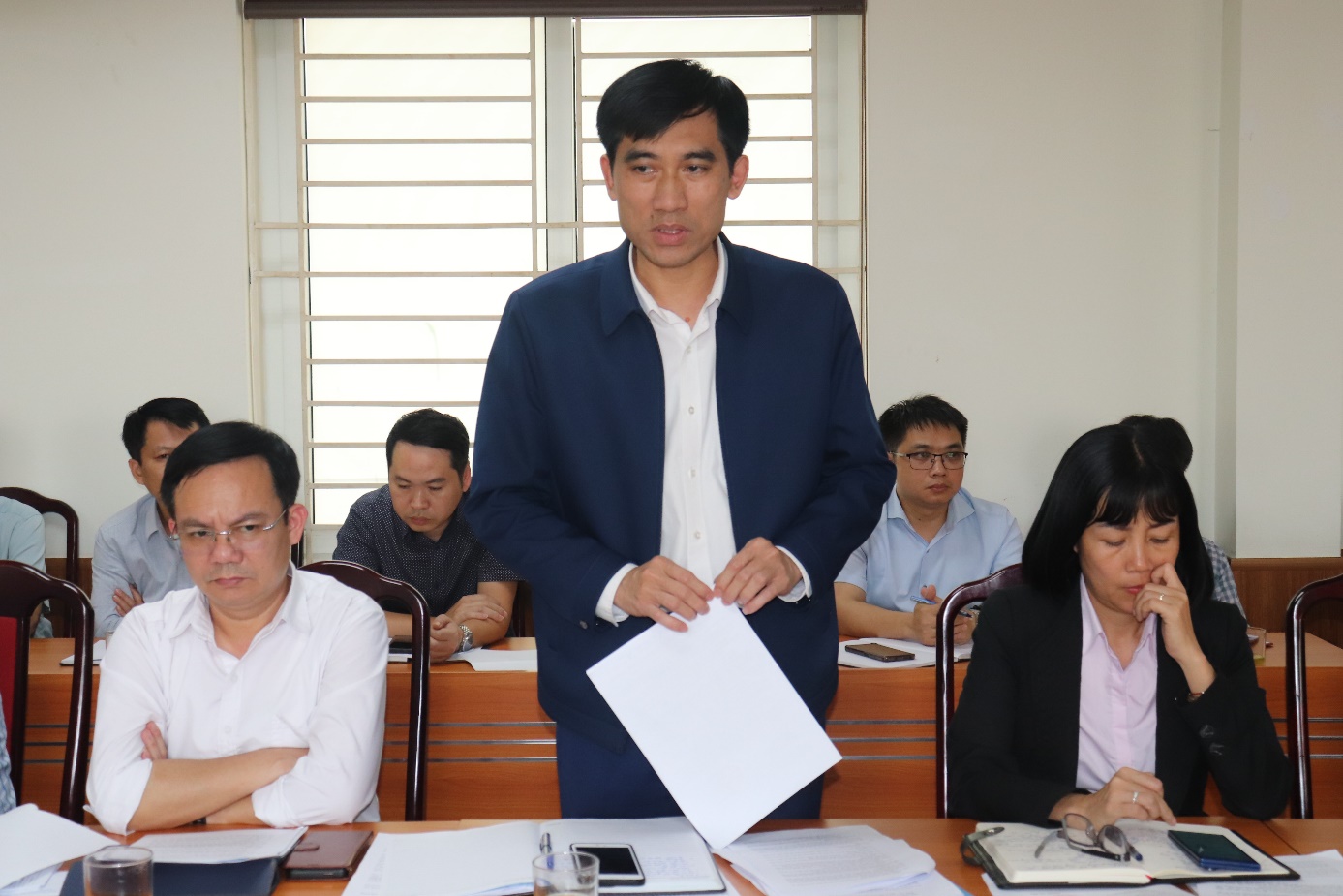 Ảnh có chứa trang phục, người, Mặt người, trong nhà  Nội dung do AI tạo ra có thể không chính xác.