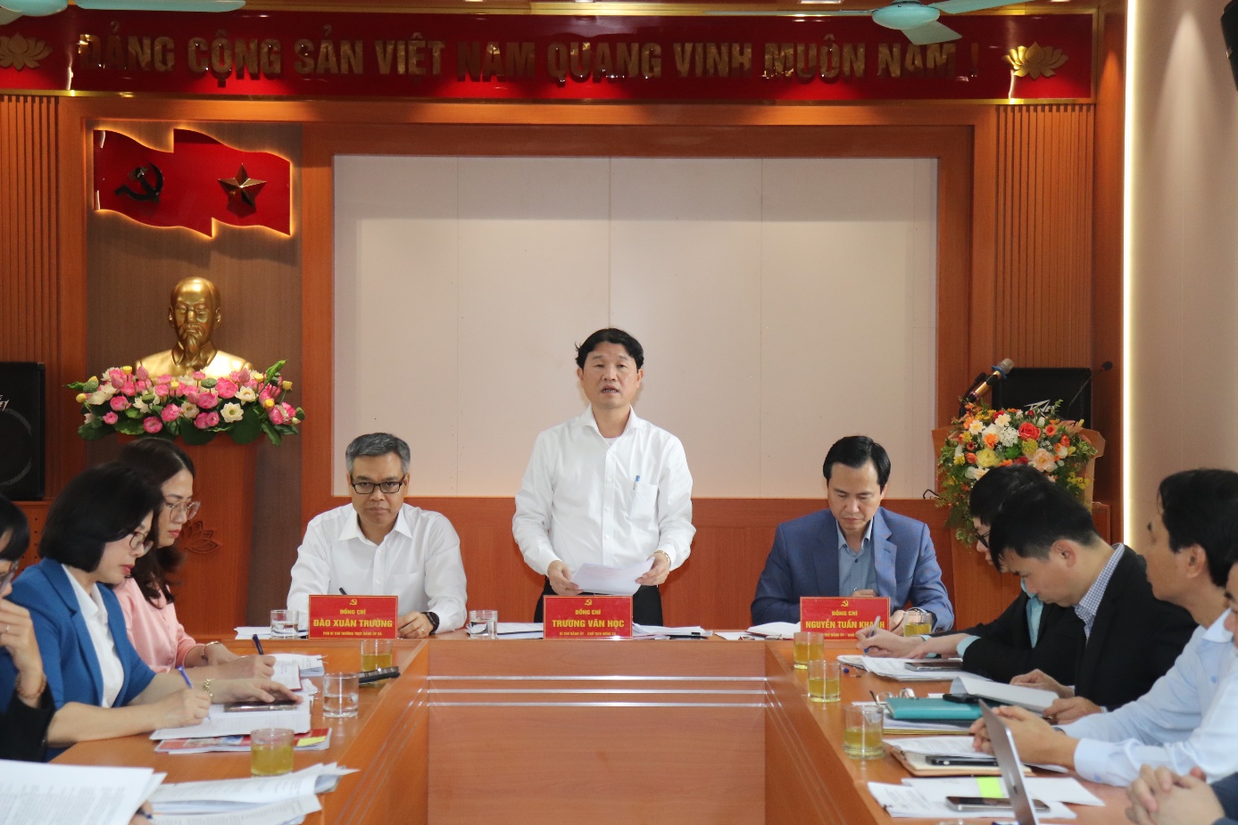 Ảnh có chứa trong nhà, trang phục, người, bàn  Nội dung do AI tạo ra có thể không chính xác.