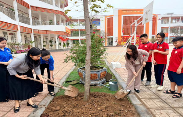 Trường Tiểu học Yên Sở hưởng ứng “Tết trồng cây đời đời nhớ ơn Bác Hồ” chào xuân Bính Ngọ 2026- Ảnh 2.
