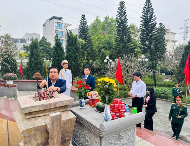 Xã Hoài Đức tổ chức Lễ báo công và viếng Đài tưởng niệm các anh hùng liệt sĩ; Găp mặt, giao nhiệm vụ cho công dân chuẩn bị nhập ngũ năm 2026- Ảnh 1.