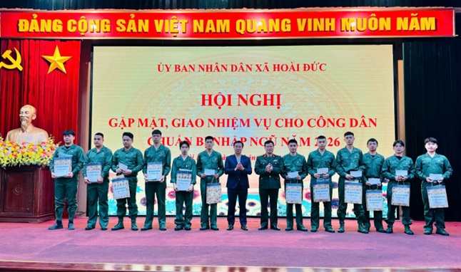 Xã Hoài Đức tổ chức Lễ báo công và viếng Đài tưởng niệm các anh hùng liệt sĩ; Găp mặt, giao nhiệm vụ cho công dân chuẩn bị nhập ngũ năm 2026- Ảnh 14.