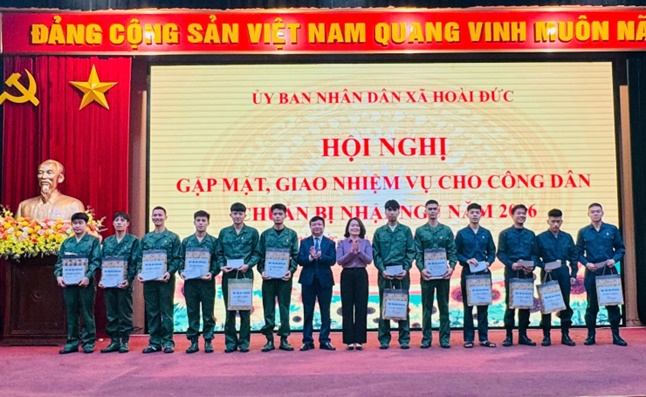 Xã Hoài Đức tổ chức Lễ báo công và viếng Đài tưởng niệm các anh hùng liệt sĩ; Găp mặt, giao nhiệm vụ cho công dân chuẩn bị nhập ngũ năm 2026- Ảnh 16.