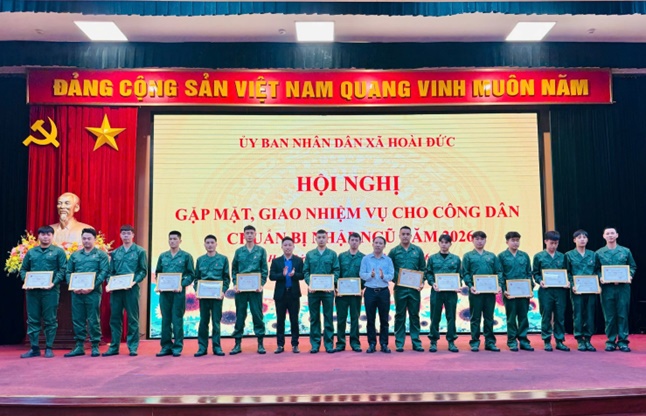 Xã Hoài Đức tổ chức Lễ báo công và viếng Đài tưởng niệm các anh hùng liệt sĩ; Găp mặt, giao nhiệm vụ cho công dân chuẩn bị nhập ngũ năm 2026- Ảnh 19.