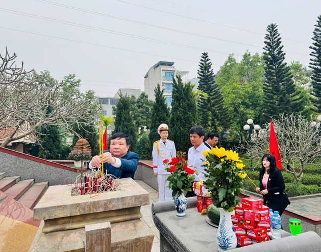 Xã Hoài Đức tổ chức Lễ báo công và viếng Đài tưởng niệm các anh hùng liệt sĩ; Găp mặt, giao nhiệm vụ cho công dân chuẩn bị nhập ngũ năm 2026- Ảnh 2.