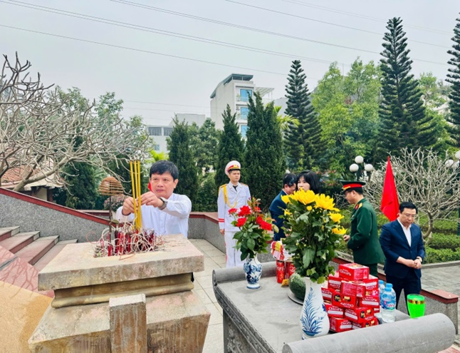 Xã Hoài Đức tổ chức Lễ báo công và viếng Đài tưởng niệm các anh hùng liệt sĩ; Găp mặt, giao nhiệm vụ cho công dân chuẩn bị nhập ngũ năm 2026- Ảnh 3.