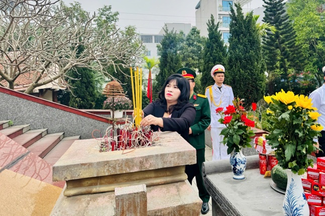 Xã Hoài Đức tổ chức Lễ báo công và viếng Đài tưởng niệm các anh hùng liệt sĩ; Găp mặt, giao nhiệm vụ cho công dân chuẩn bị nhập ngũ năm 2026- Ảnh 4.