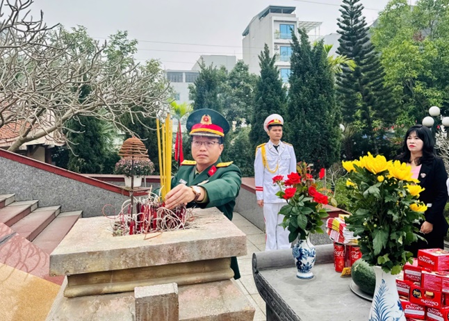 Xã Hoài Đức tổ chức Lễ báo công và viếng Đài tưởng niệm các anh hùng liệt sĩ; Găp mặt, giao nhiệm vụ cho công dân chuẩn bị nhập ngũ năm 2026- Ảnh 5.