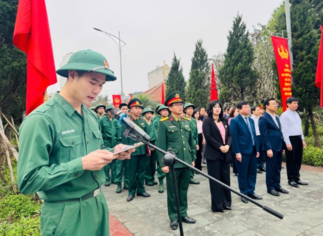 Xã Hoài Đức tổ chức Lễ báo công và viếng Đài tưởng niệm các anh hùng liệt sĩ; Găp mặt, giao nhiệm vụ cho công dân chuẩn bị nhập ngũ năm 2026- Ảnh 6.