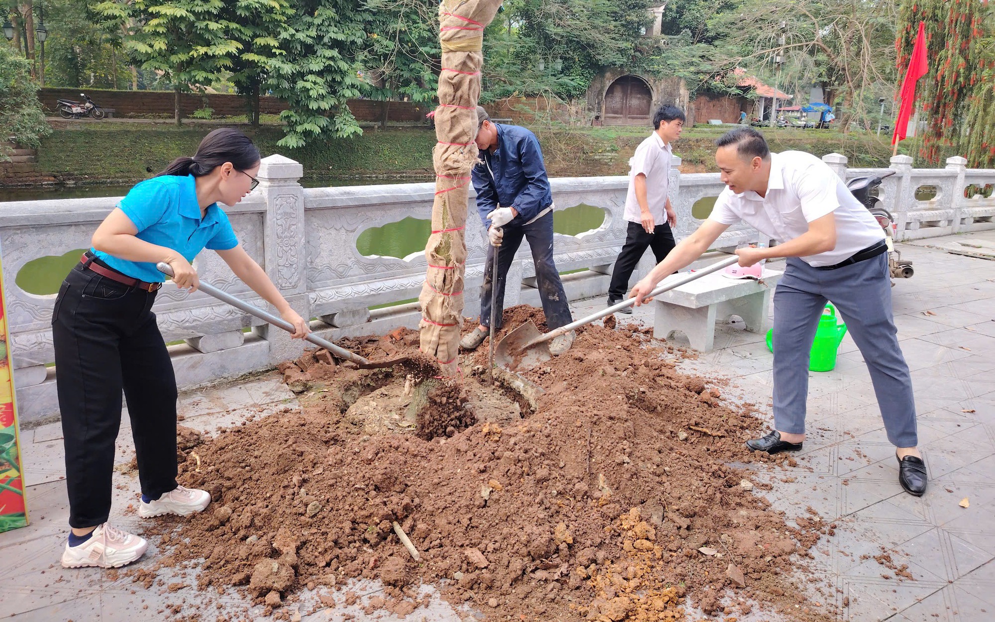 PHƯỜNG SƠN TÂY ĐỒNG LOẠT RA QUÂN TRỒNG, CHĂM SÓC CÂY XANH VÀ VỆ SINH MÔI TRƯỜNG