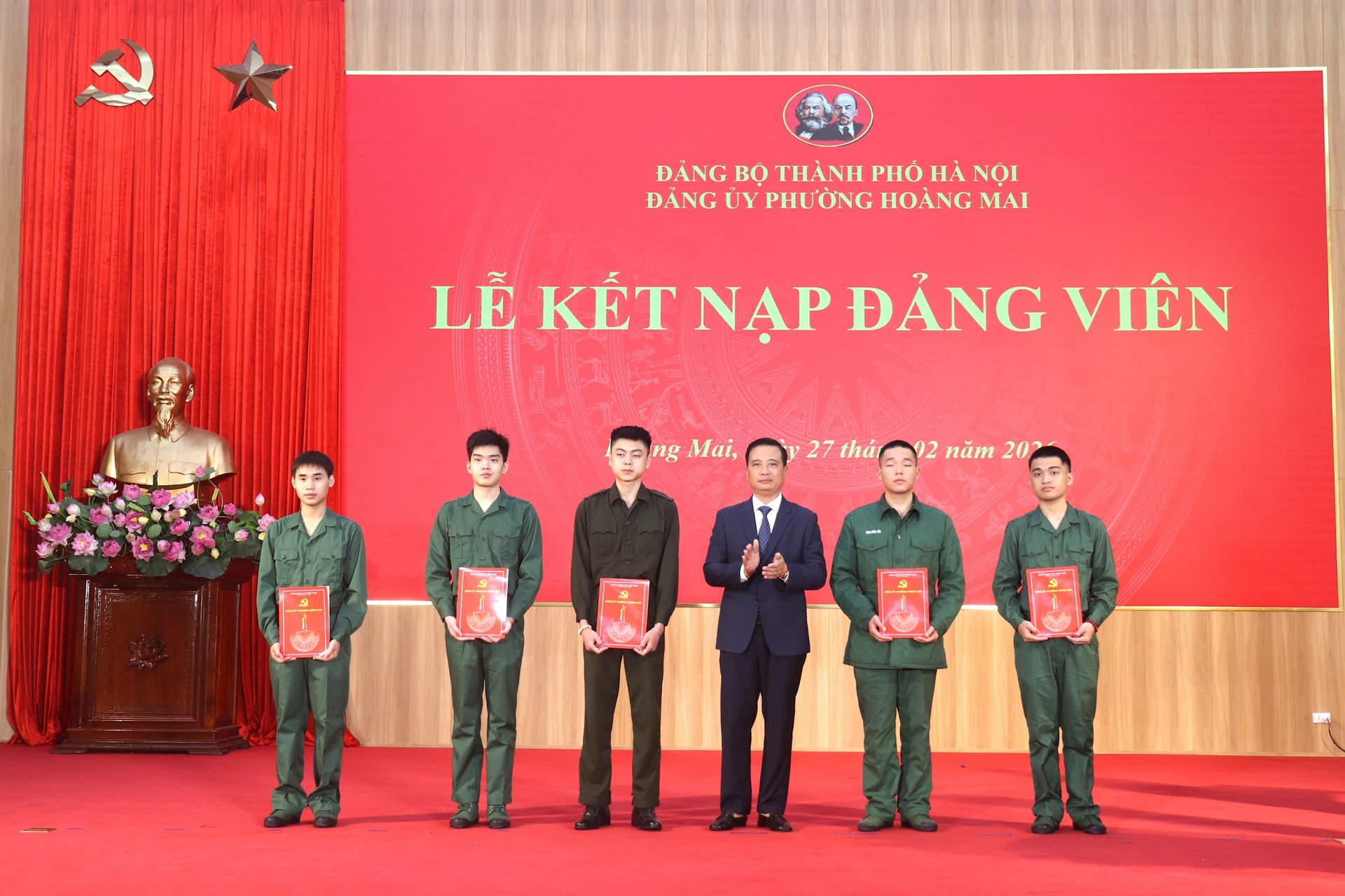 Phường Hoàng Mai: 5 tân binh vinh dự được kết nạp Đảng- Ảnh 1.