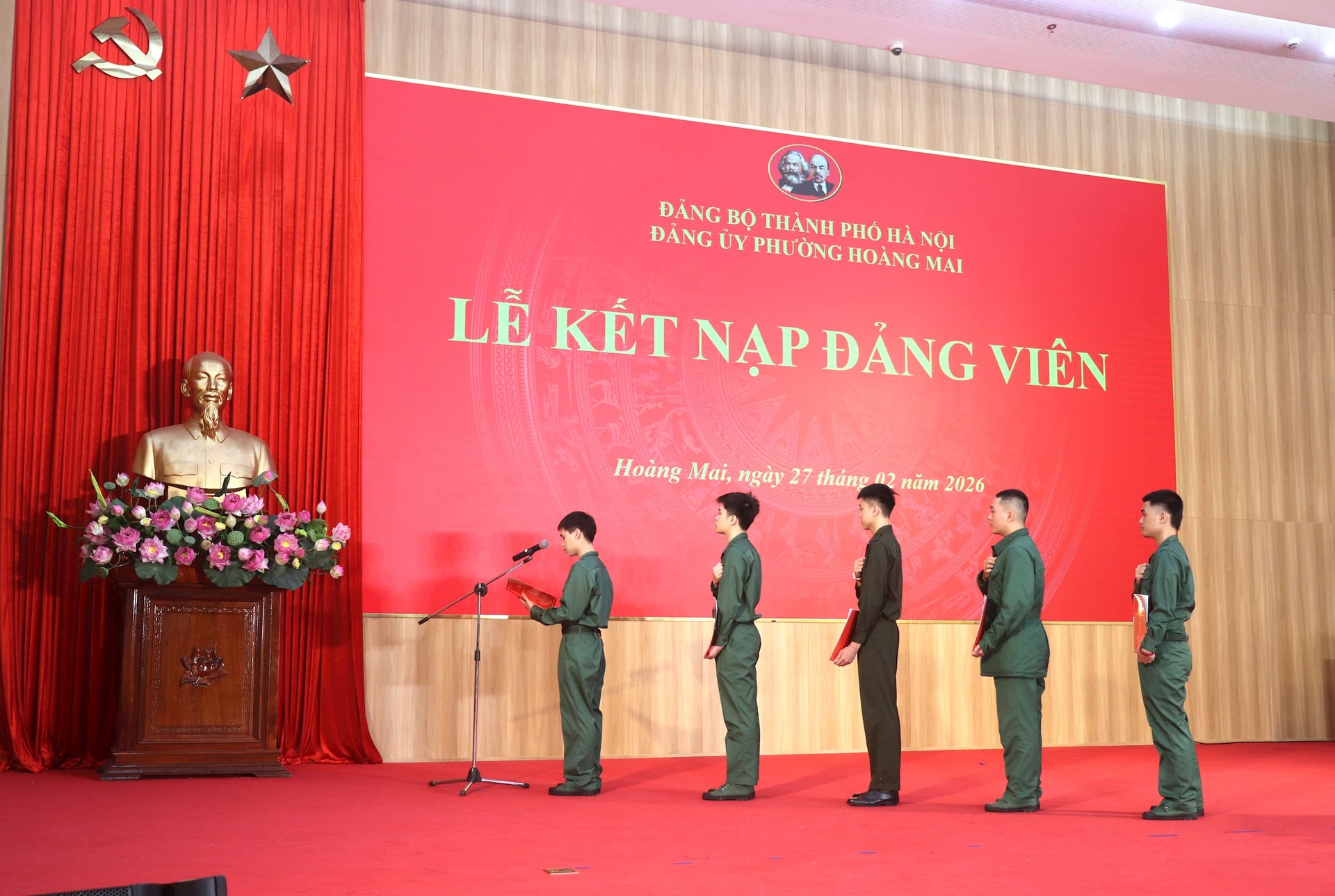 Phường Hoàng Mai: 5 tân binh vinh dự được kết nạp Đảng- Ảnh 3.