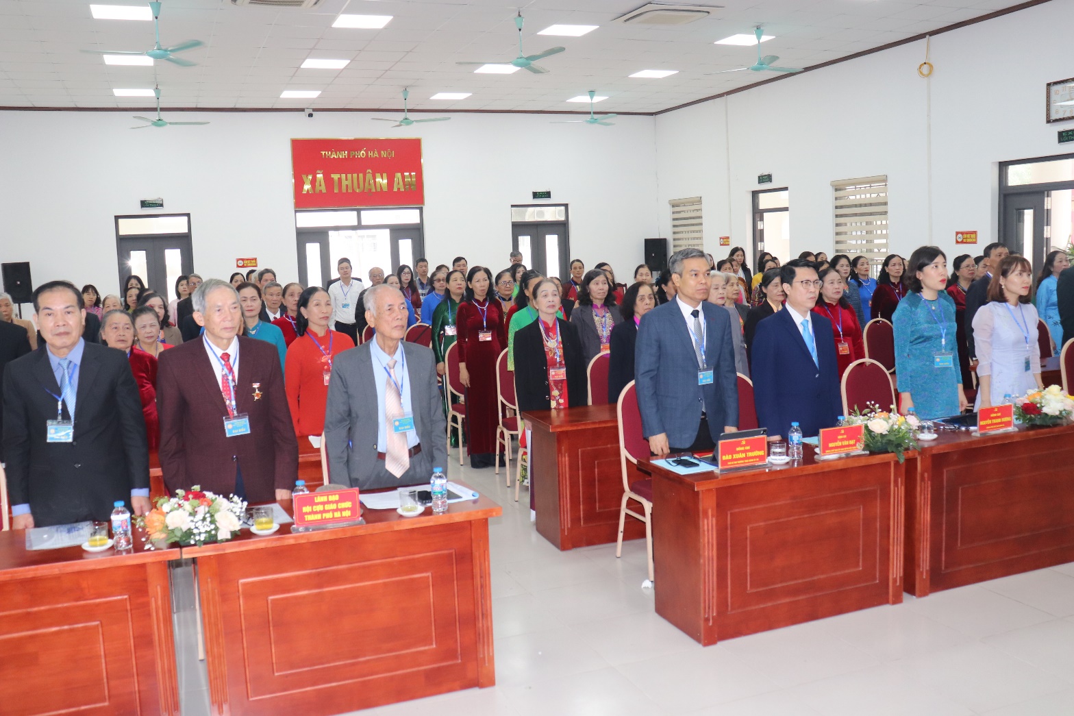 Ảnh có chứa trang phục, trong nhà, người, tường  Nội dung do AI tạo ra có thể không chính xác.