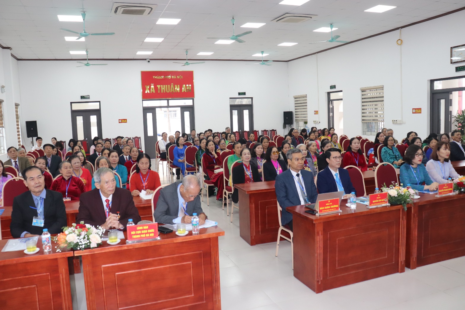 Ảnh có chứa trong nhà, trang phục, người, con người  Nội dung do AI tạo ra có thể không chính xác.