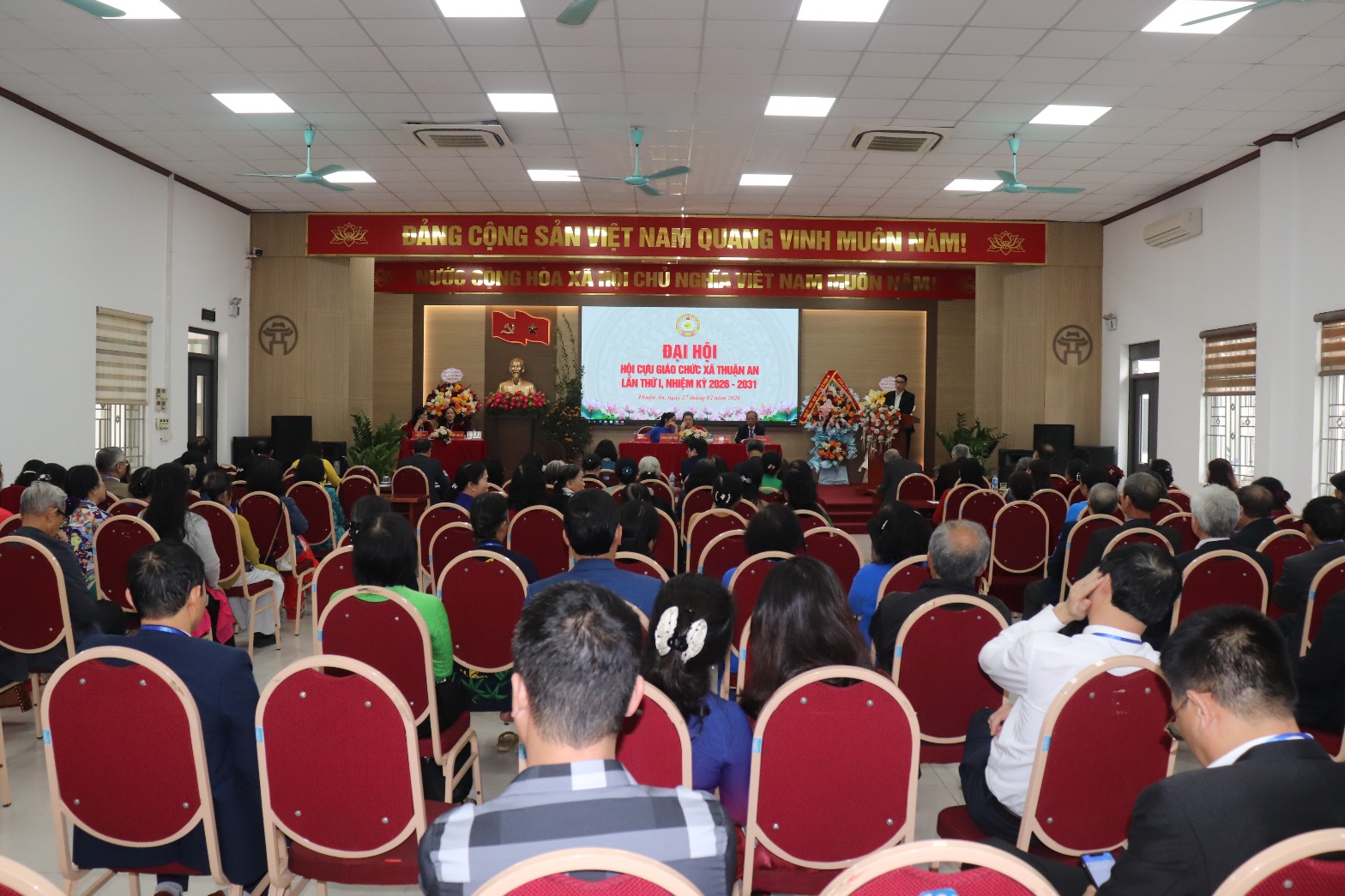 Ảnh có chứa trang phục, người, ghế, trong nhà  Nội dung do AI tạo ra có thể không chính xác.