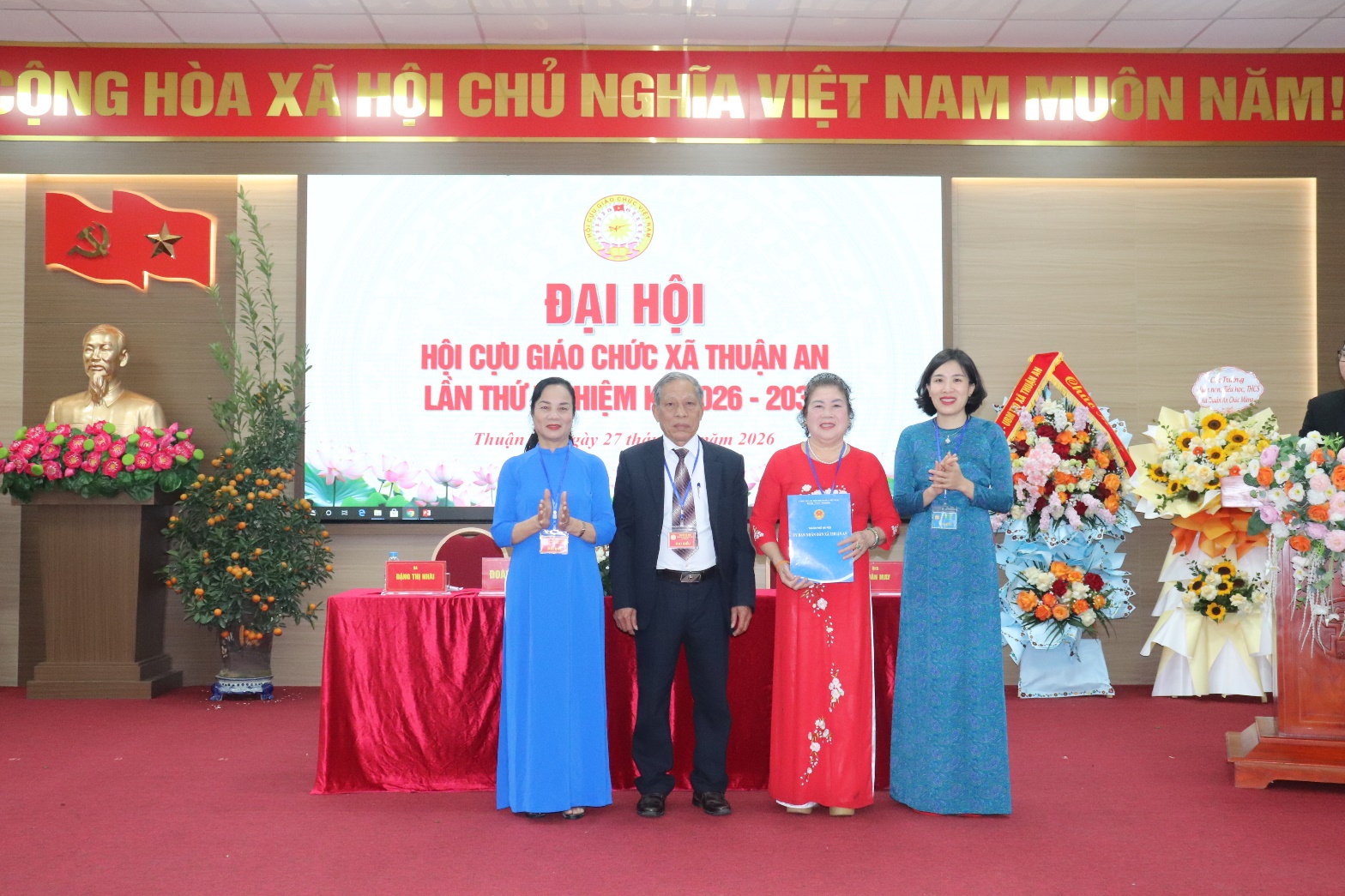 Ảnh có chứa trang phục, người, trong nhà, tòa nhà  Nội dung do AI tạo ra có thể không chính xác.