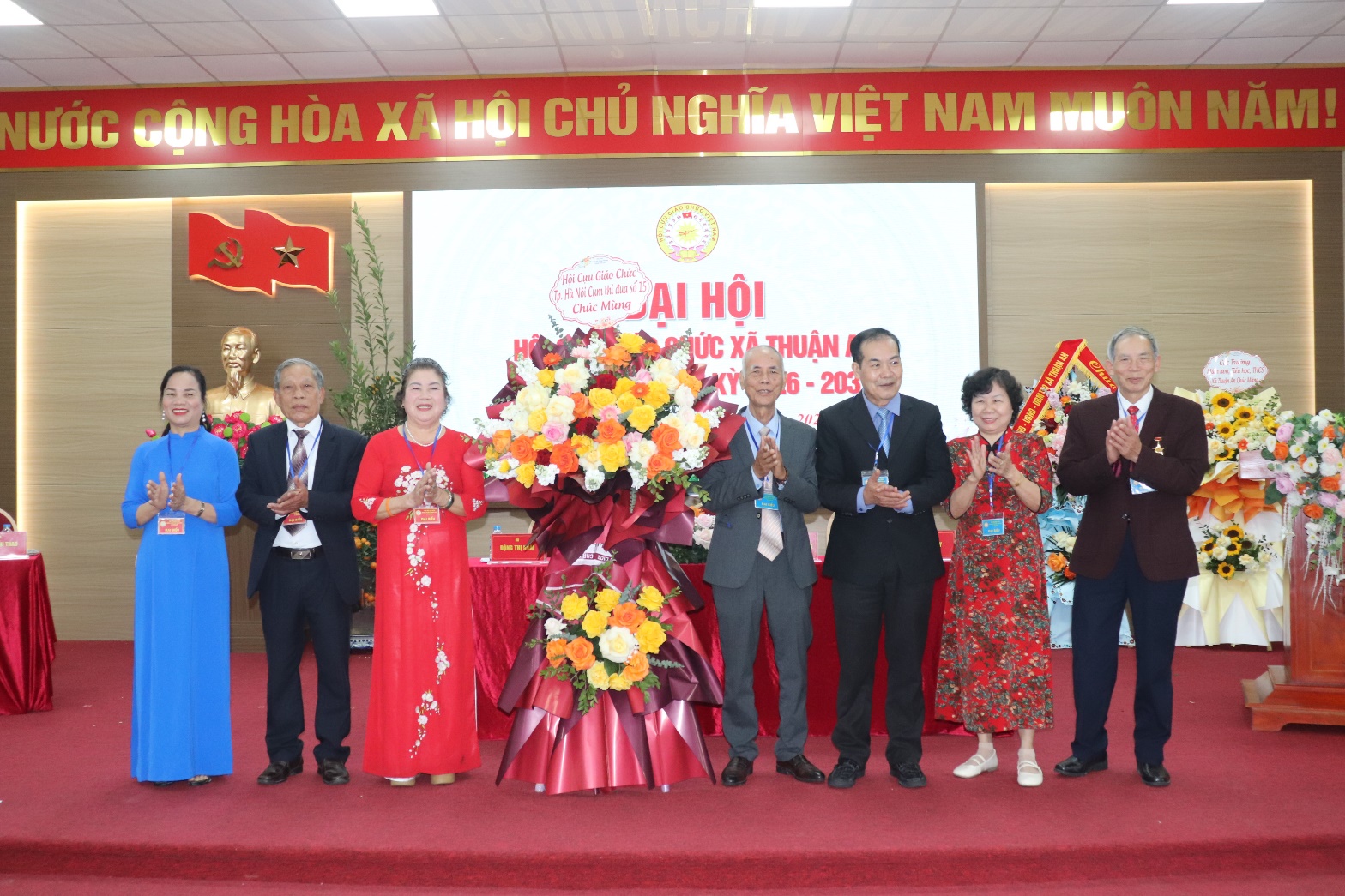 Ảnh có chứa trang phục, người, bộ đồ, váy  Nội dung do AI tạo ra có thể không chính xác.