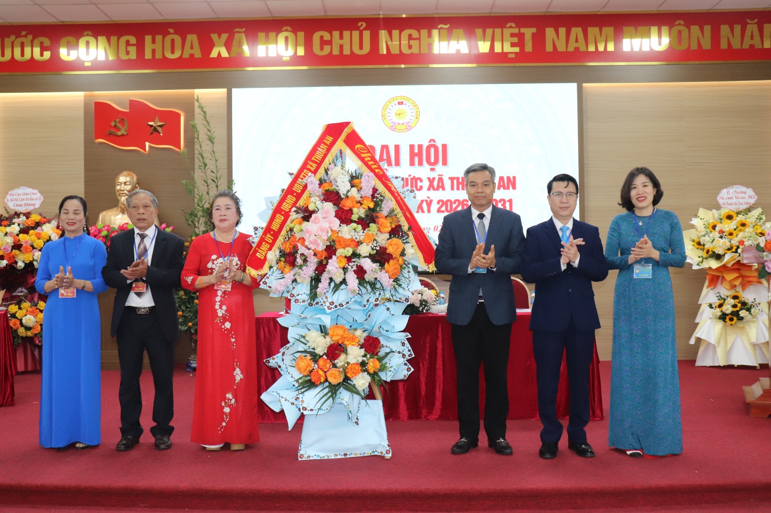 Ảnh có chứa người, trang phục, bộ đồ, nghi lễ  Nội dung do AI tạo ra có thể không chính xác.