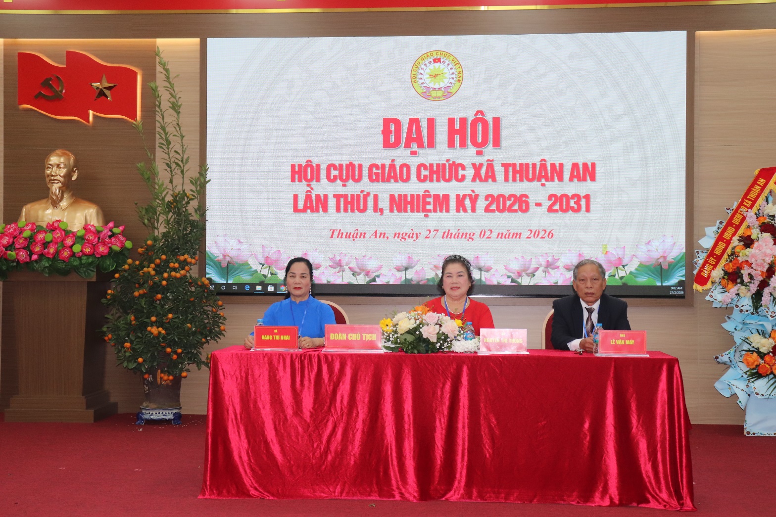 Ảnh có chứa trang phục, trong nhà, văn bản, phụ nữ  Nội dung do AI tạo ra có thể không chính xác.