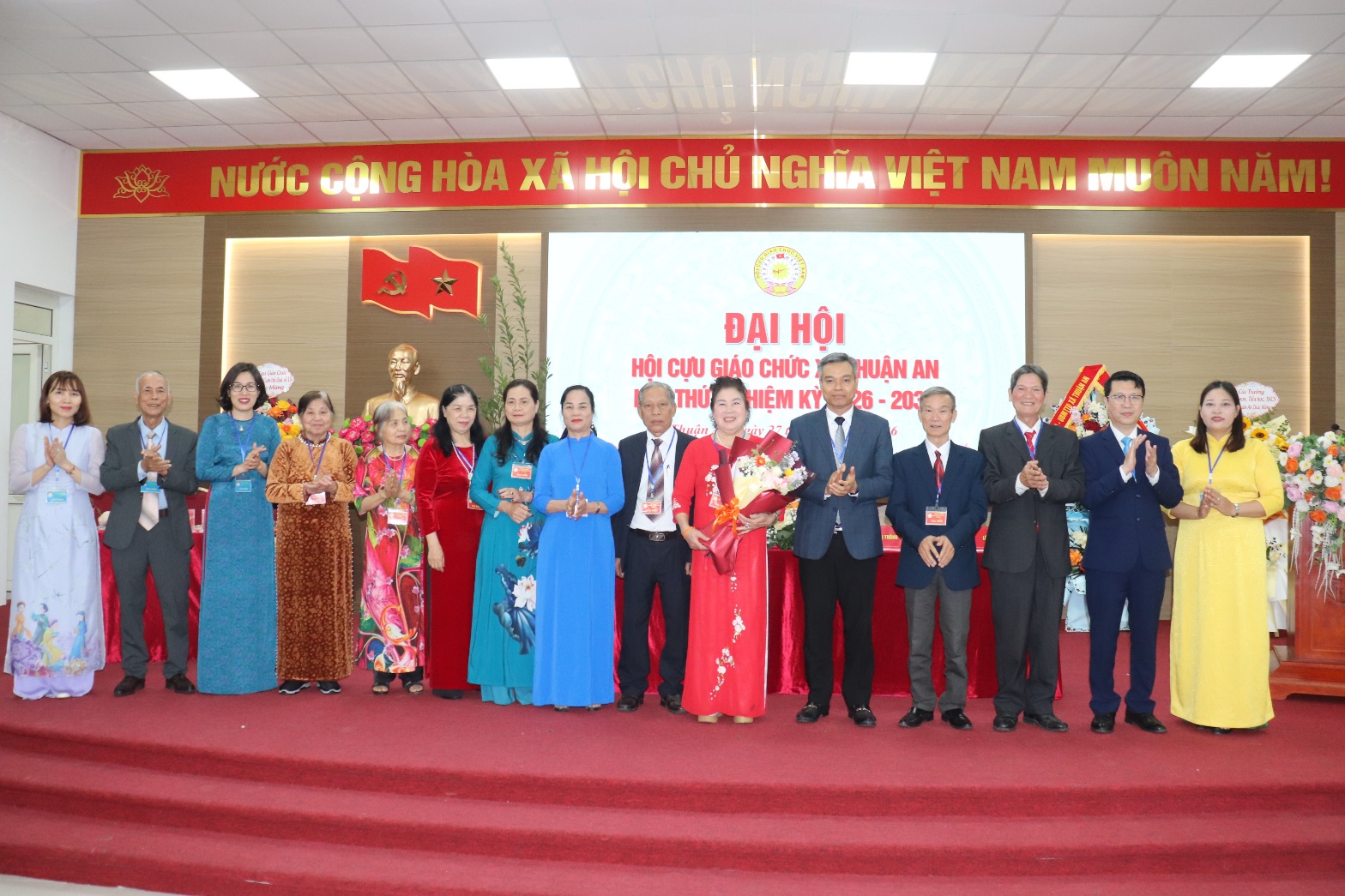 Ảnh có chứa trang phục, người, bộ đồ, trong nhà  Nội dung do AI tạo ra có thể không chính xác.