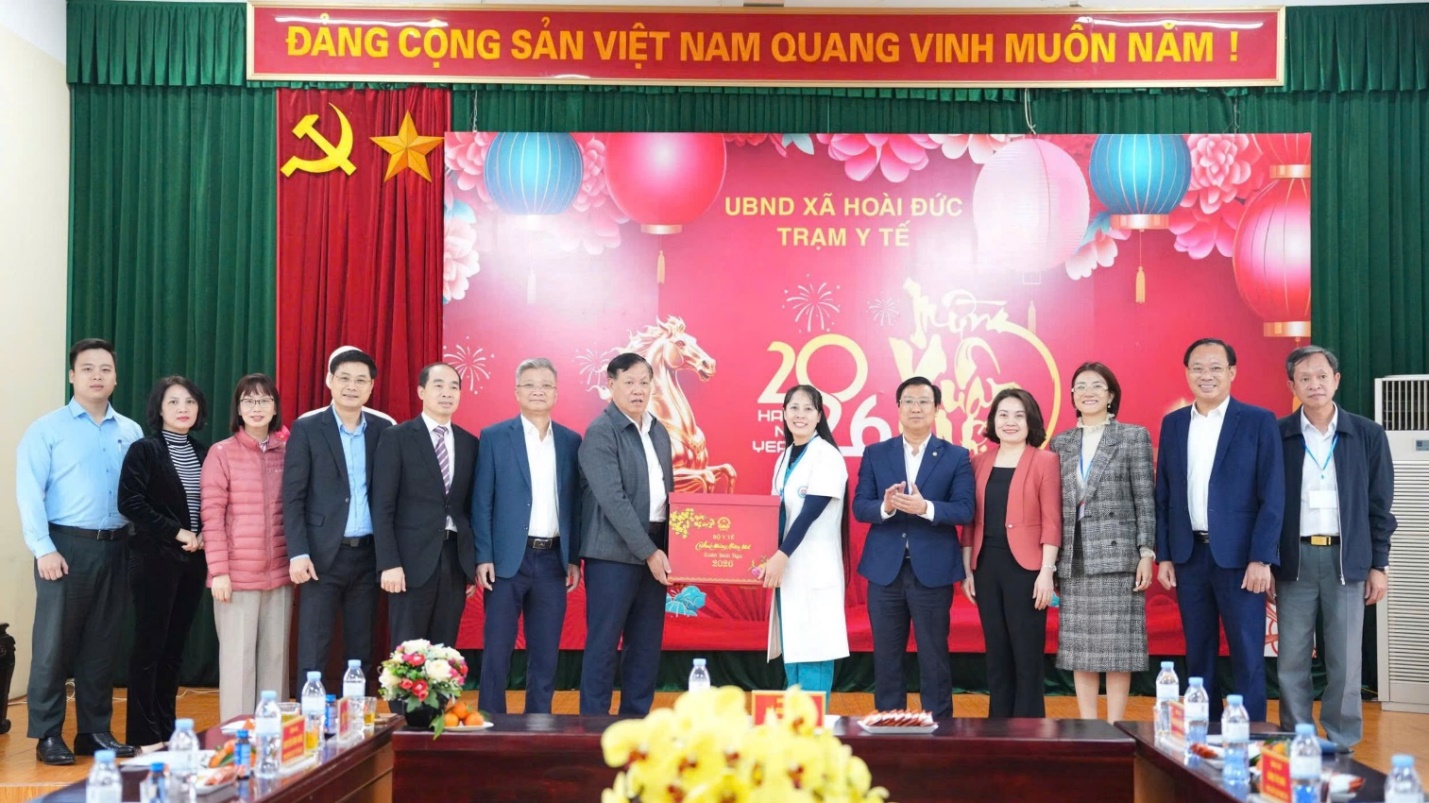 Thứ trưởng Bộ Y tế Đỗ Xuân Tuyên làm việc với Trạm Y tế xã Hoài Đức