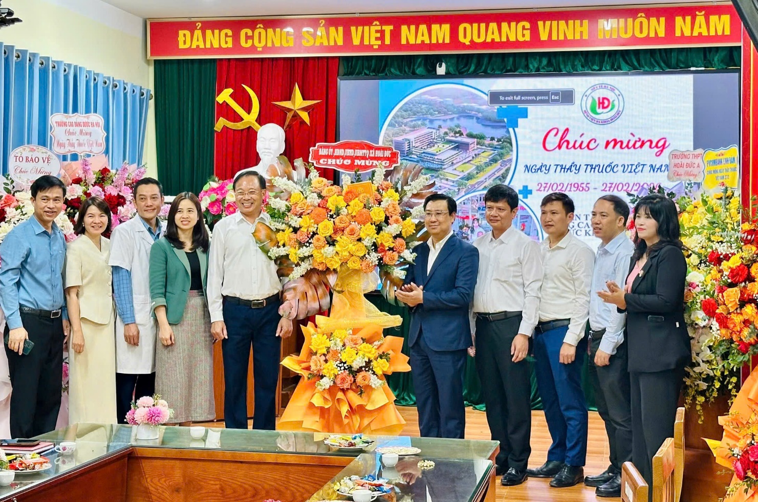 Lãnh đạo Đảng uỷ, HĐND, UBND, UB MTTQ xã Hoài Đức chúc mừng Bệnh viện Đa khoa Hoài Đức và Trạm Y tế xã nhân kỷ niệm 71 năm ngày Thầy thuốc Việt Nam 27/2.- Ảnh 1.
