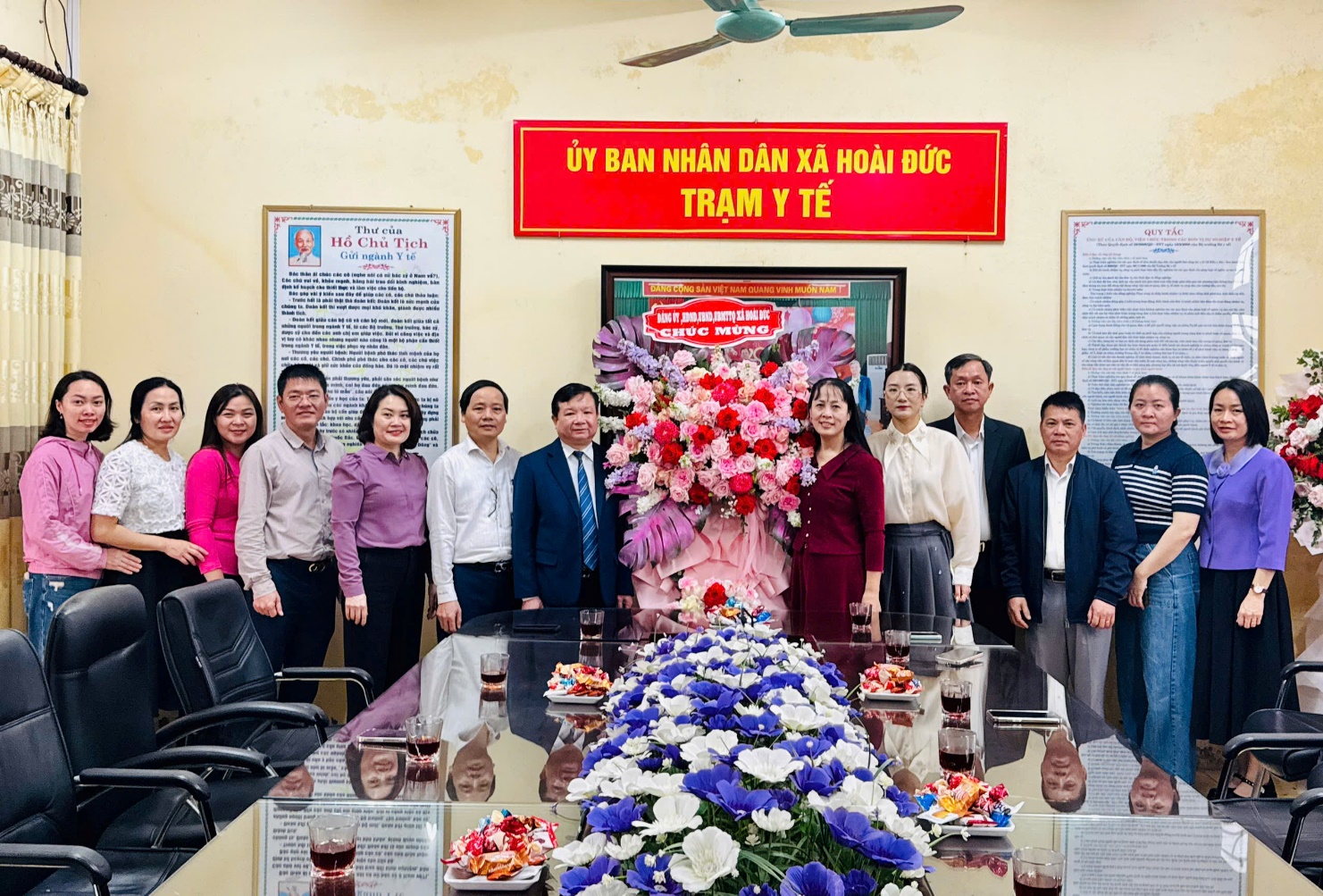 Lãnh đạo Đảng uỷ, HĐND, UBND, UB MTTQ xã Hoài Đức chúc mừng Bệnh viện Đa khoa Hoài Đức và Trạm Y tế xã nhân kỷ niệm 71 năm ngày Thầy thuốc Việt Nam 27/2.- Ảnh 2.