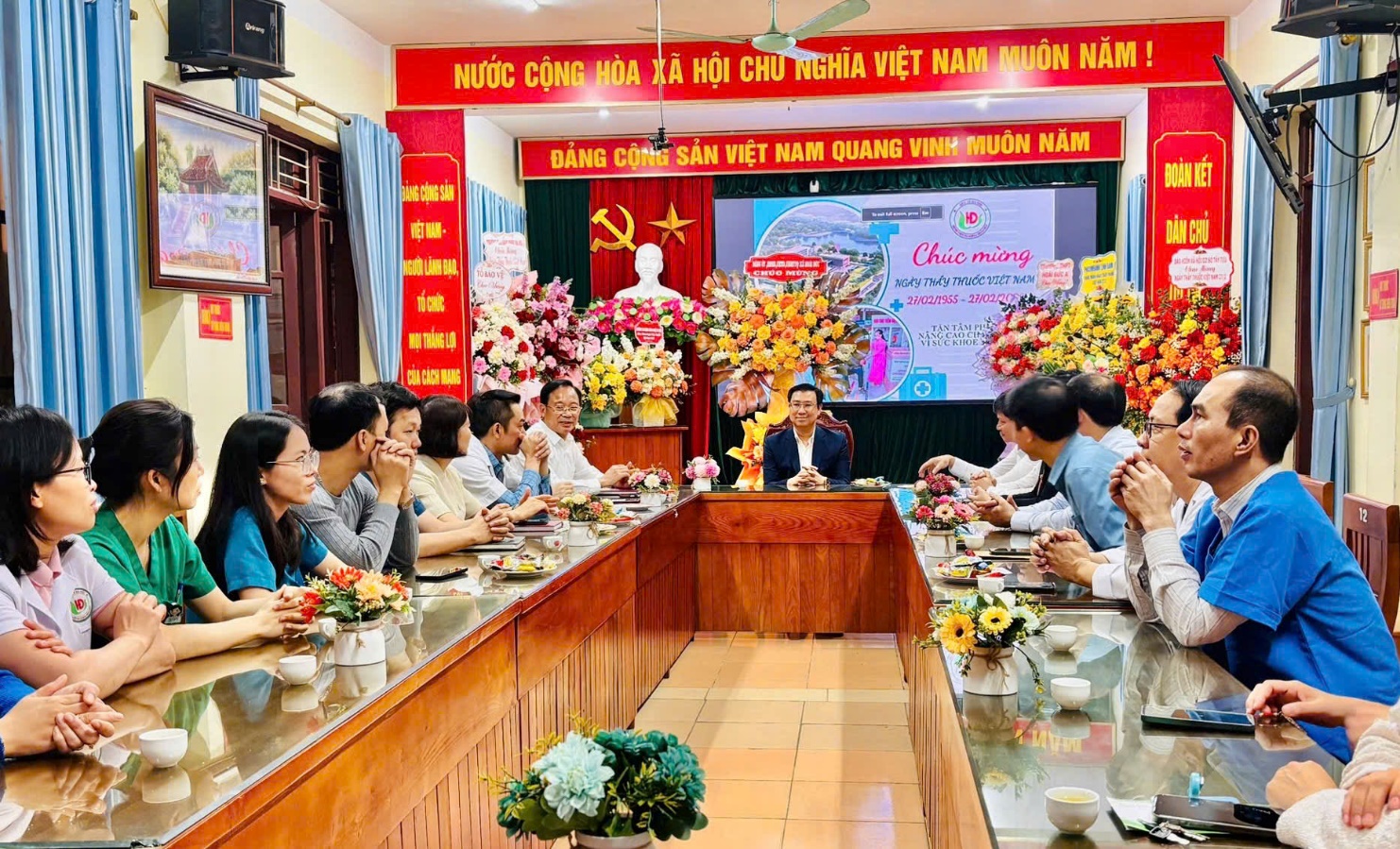 Lãnh đạo Đảng uỷ, HĐND, UBND, UB MTTQ xã Hoài Đức chúc mừng Bệnh viện Đa khoa Hoài Đức và Trạm Y tế xã nhân kỷ niệm 71 năm ngày Thầy thuốc Việt Nam 27/2.- Ảnh 3.