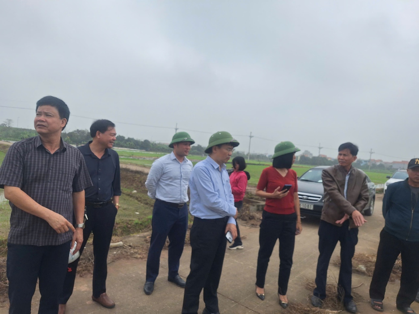 Ảnh có chứa trang phục, ngoài trời, bầu trời, người  Nội dung do AI tạo ra có thể không chính xác.