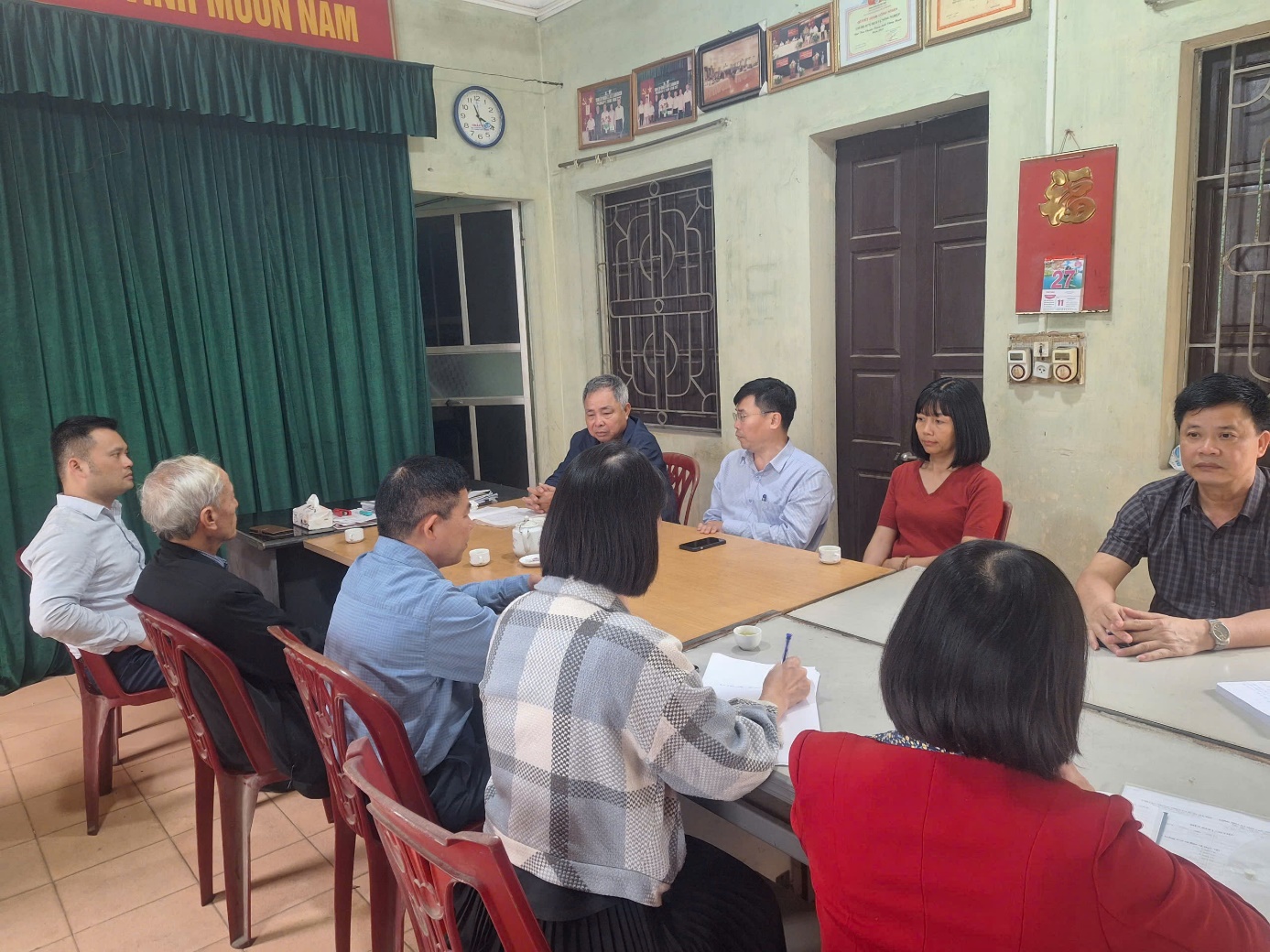 Ảnh có chứa trang phục, người, đàn ông, ghế  Nội dung do AI tạo ra có thể không chính xác.