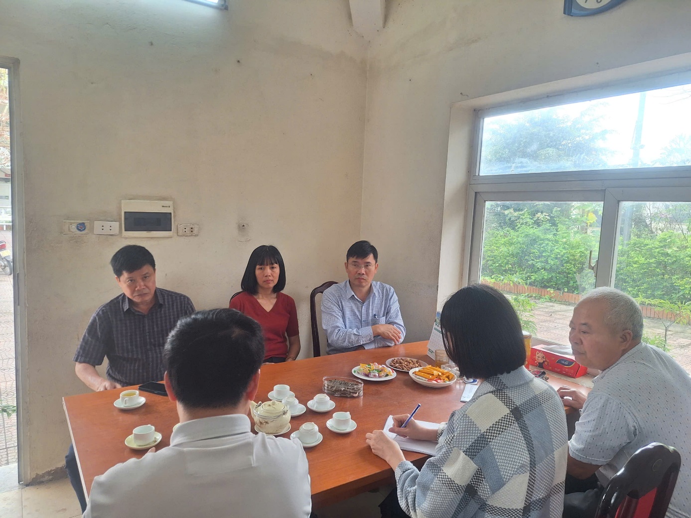 Ảnh có chứa trang phục, người, con người, cửa sổ  Nội dung do AI tạo ra có thể không chính xác.